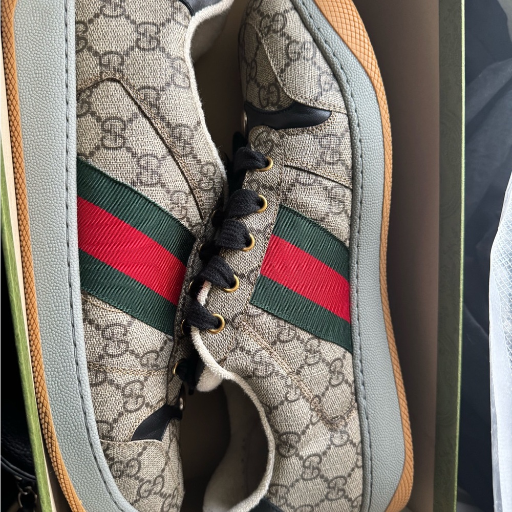 Gucci Men's Beige Sneakers with Green and Red Stripes
